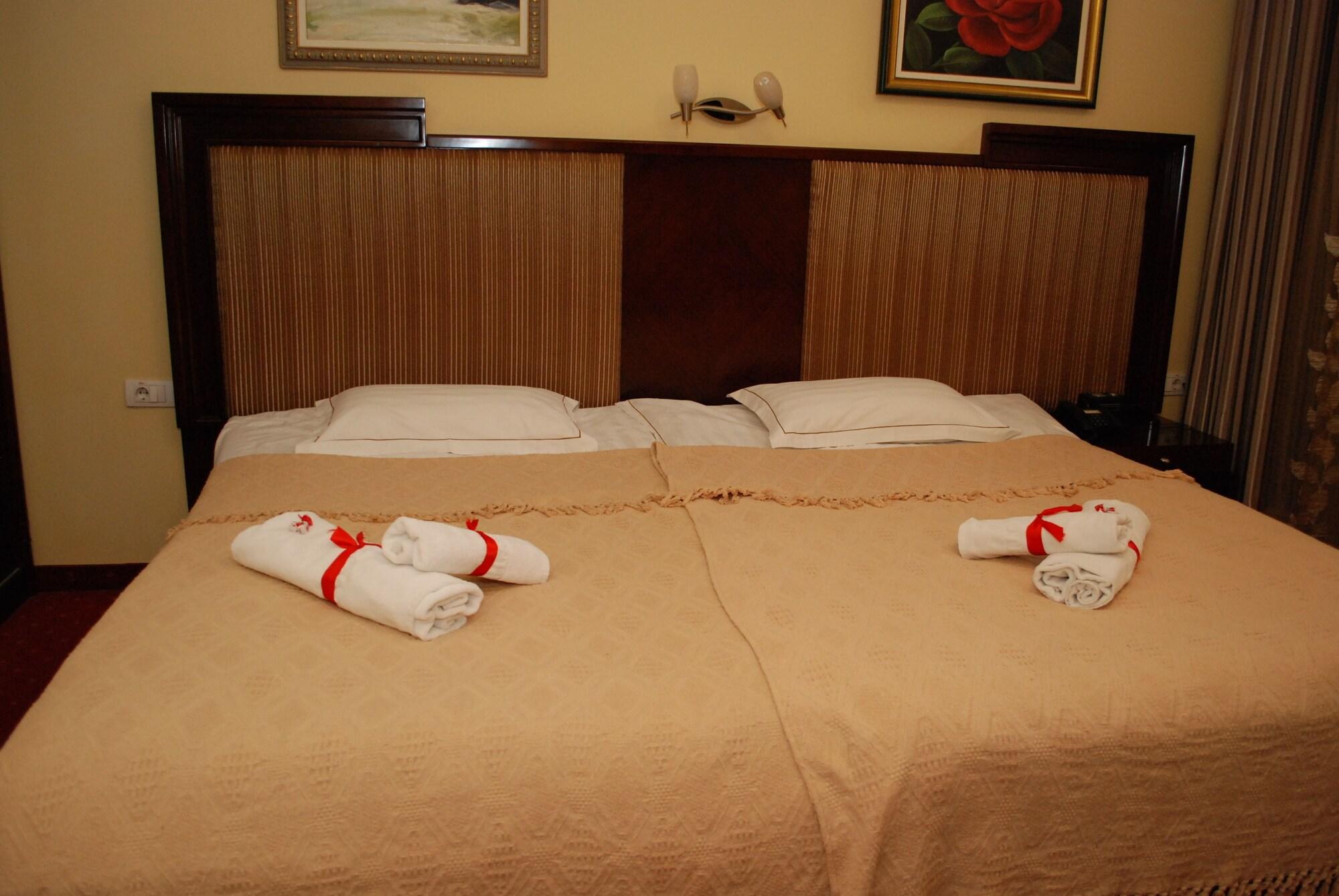 נובי סאד Garni Hotel Planeta Inn מראה חיצוני תמונה